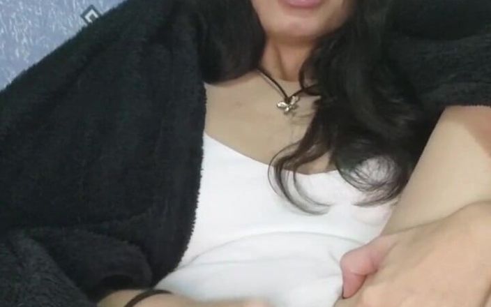 Lunah Blanc: Soğuk olduğu için battaniyeyle kaydediyor
