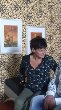 Łysy mężczyzna z kulkami przywiązanymi i kolczykiem na kutasie pieprzy dwie dojrzałe kobiety