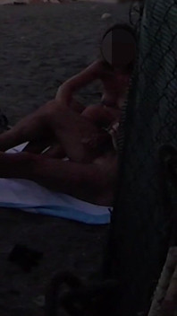Mostrando Mi Polla Delante De Mi Hijastra En Una Playa Pública Y Ella Me Ayuda a Correr Delante De Todos - Sexo Real Arriesgado