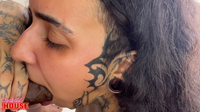 CuckoldHouse: Questa mora dallo stile alternativo ama un grosso cazzo nero...