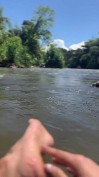 Menyegarkan Hari Musim Panas. Cewek femboy semi bugil di tengah danau, sendirian dan hot banget