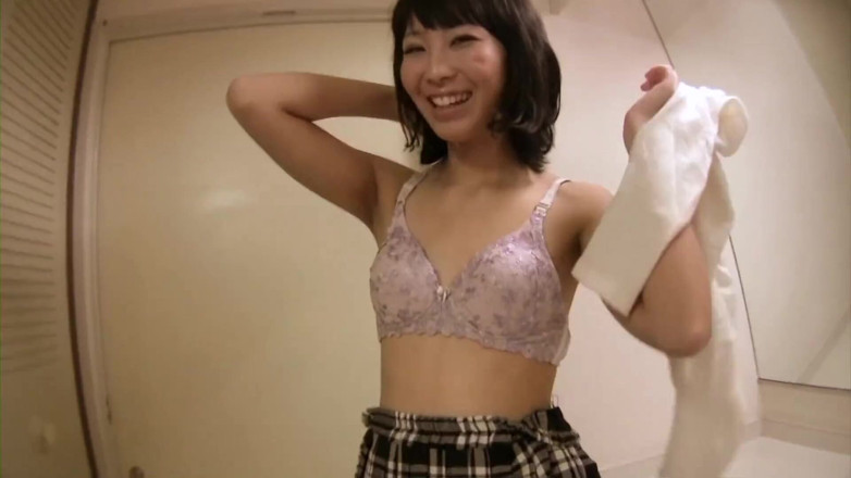 Asian Mature Climax: Asijská brunetka s malými kozami odčerpává péro v koupelně