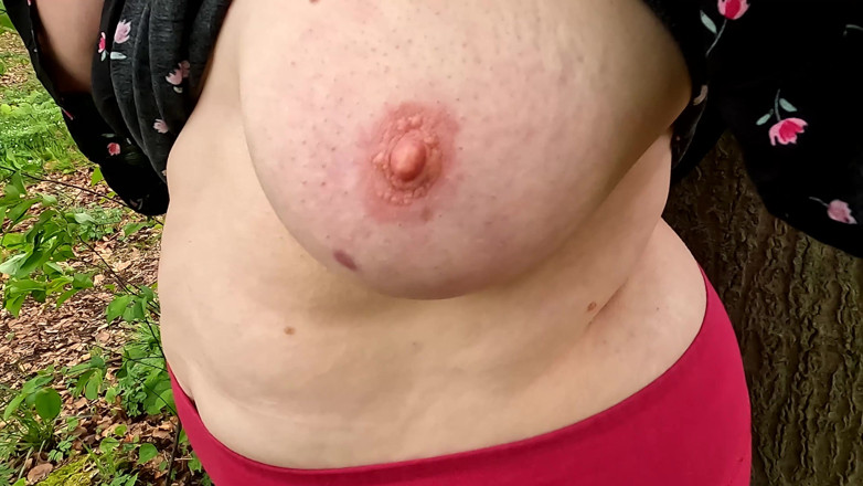 Bouncy Tits Action: Černá blůzka a zbitá prsa