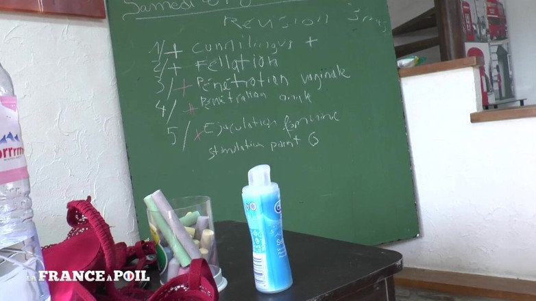 Girls Bang: Pelajaran seks untuk dua pelajar muda hitam dan putih dianalisis...