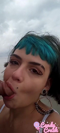 Influencer suge pula în public pe o plajă