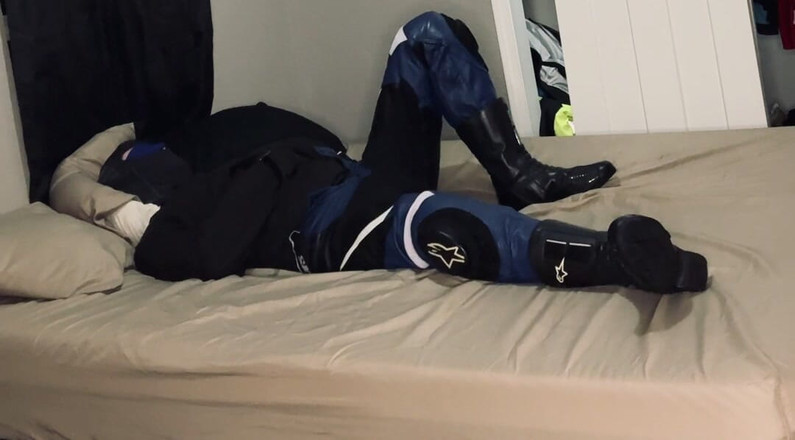 GearJock69: Motorkář ve svěrací kazajce a svázaná