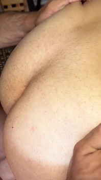 Recogí a un chico caliente en el parque y lo follé en casa
