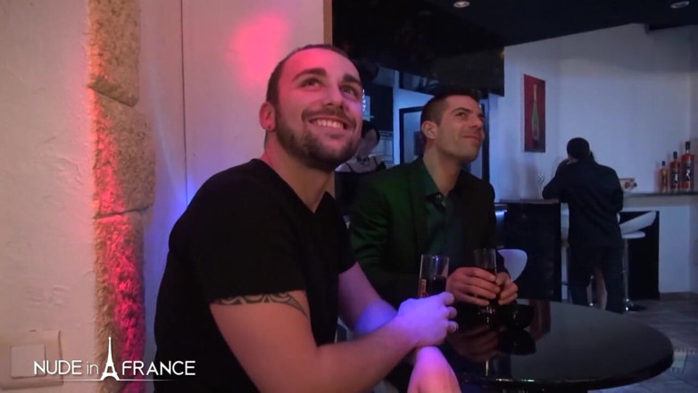 Nude in France: Un ragazzo offre alla sua giovane moglie in un club...