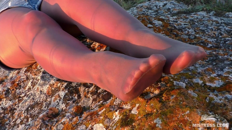 Mistress Legs: セクシーなつま先と足の裏は、屋外のパンストで小刻みに揺れる