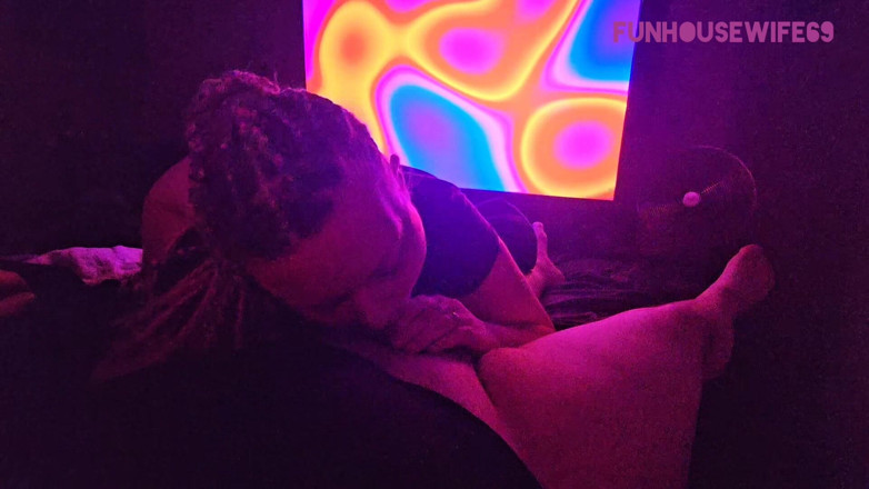 Funhousewife69: Відсмоктує його, а потім катається в позі зворотної наїзниці, поки він не трахає моє обличчя