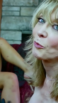 Schwarze Handschuhe Und Ein Magic Wand - Blondine Wird Laut Zum Orgasmus Gebracht