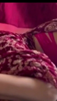 Teman wanita pemalu saya kelihatan comel semasa belajar