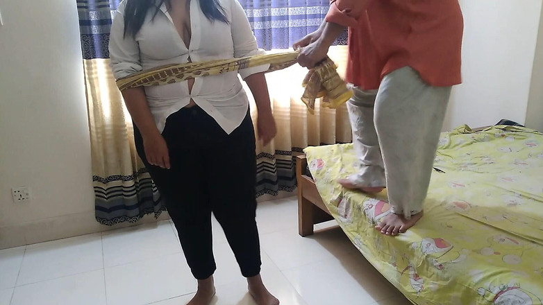 Aria Mia: 印度年轻18+女老板被双手绑住的办公室助理性交 - 粗暴肛交和射精