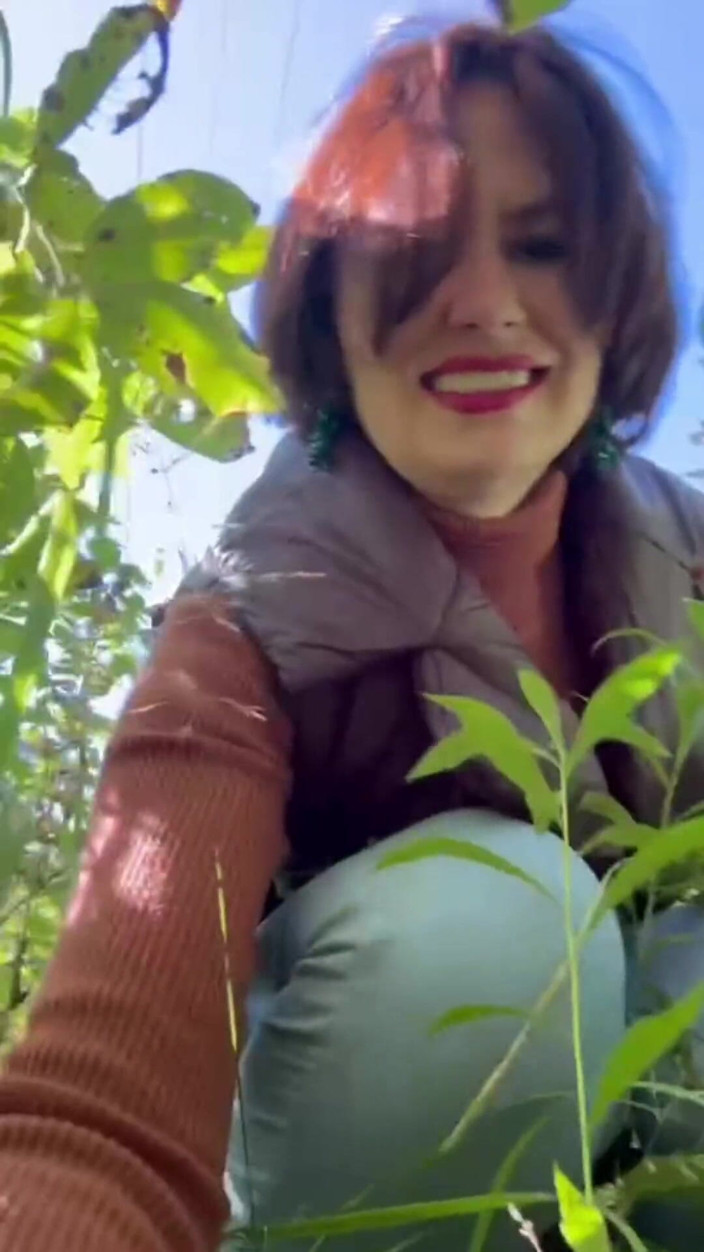ANGELA_LADY: Ich Wollte Pissen Und Ging in Den Wald, Und Da...