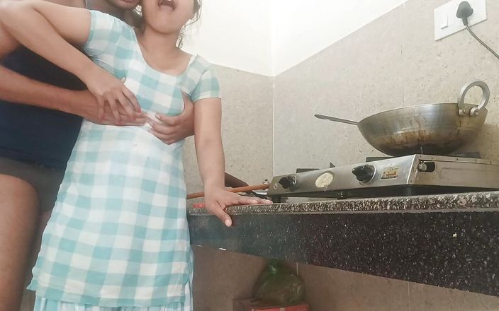 Sakshi Pussy: 선명한 힌디어 오디오로 부엌에서 데버에게 따먹히는 20살 인도 인도 인도 마을 바비