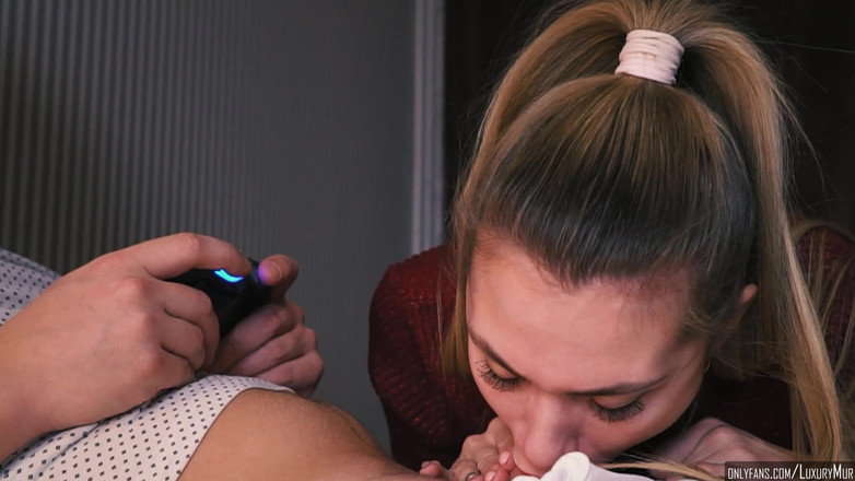 ReplayXXXLady: Dịch vụ thổi kèn tuyệt vời trong khi chơi ps