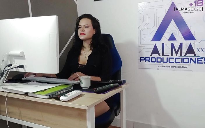 Alma Producciones: Jag knullar med min hårda kuk till min chef så...