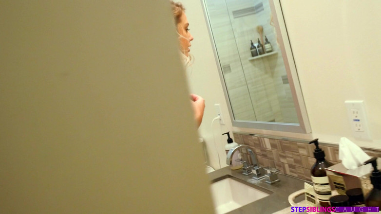 StepSiblings Caught: Scopri le mie tette - S7:e1