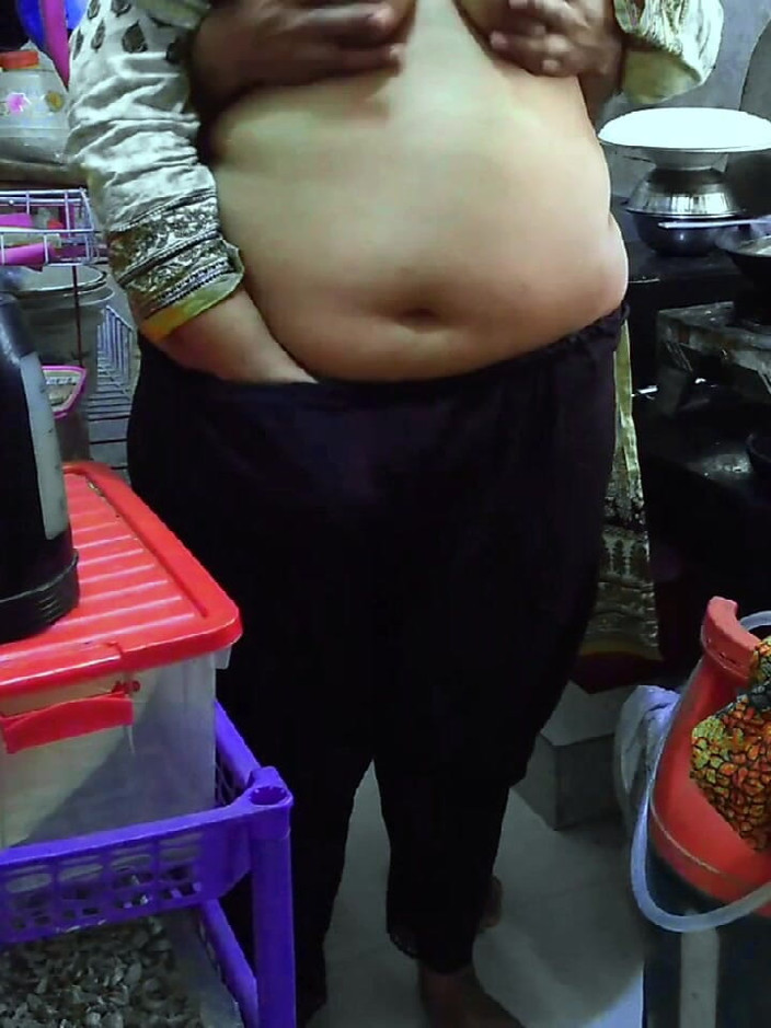 Aria Mia: Indická desi bbw hospodyňka šuká v kuchyni a soused přijde a šuká...