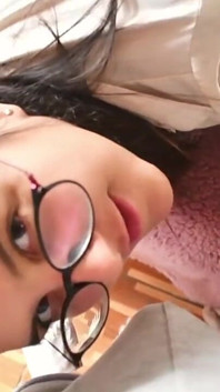 Bắt gặp chị kế mặc quần áo để làm việc