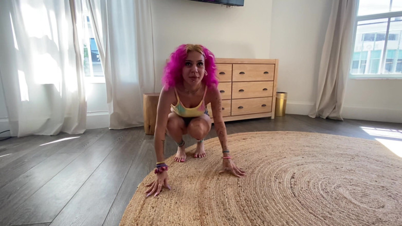 Nali Marie: Rolando em círculos vestindo shorts jeans descalça petite bimbo