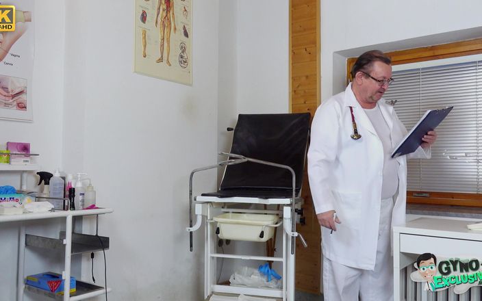 Gyno Exclusive: Baculatá blondýnka Cayla Lyons made to cum v gyno židli