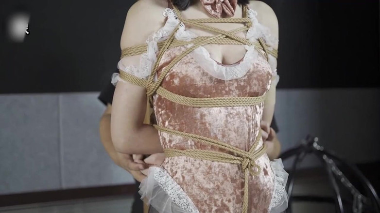 Aisan girl bondage: Xr61- 기둥에 묶여 개그로 재갈을 묶은 소녀; 그녀는 신음하고 신음소리를 냈다.
