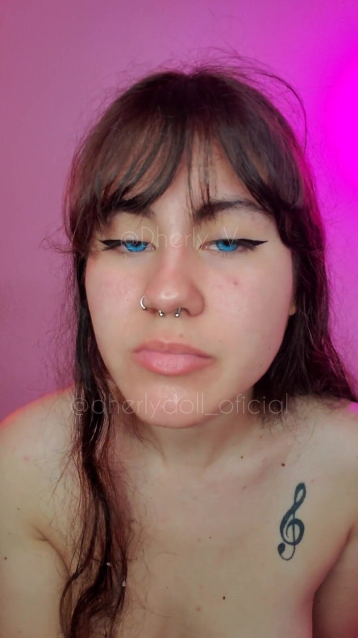 DherlyDoll: Mijn mooie langharige buurvrouw was erg geil en kwam naar...