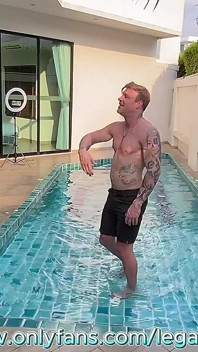 Venkovní trojka Dvě sexy bg čůráky asijské Shemales se navzájem šukají se šťastným hung chlapem