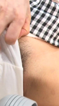 La moglie magra kasumi motoki ha la sua prima esperienza porno