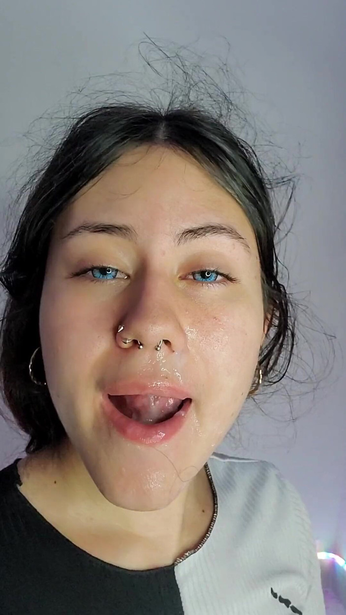 DherlyDoll: Piękna dziwka z college'u chce spermy na twarzy