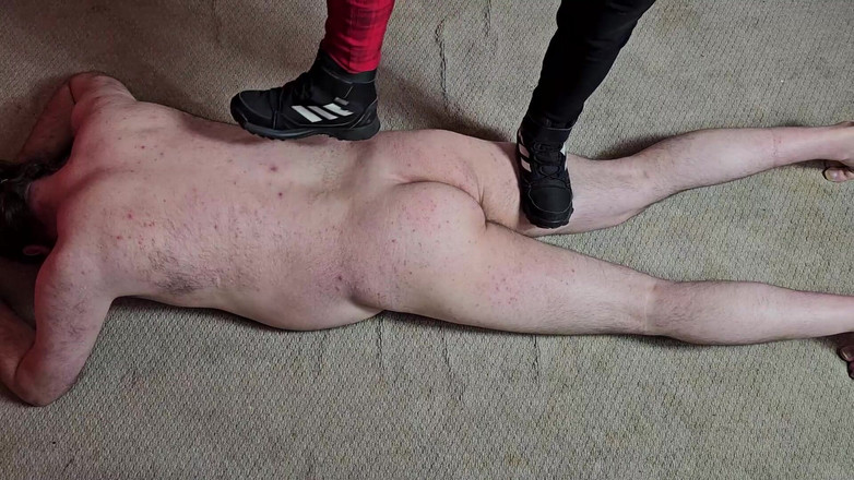 Domestic femdom: Calpestato Con Le Scarpe Da Ginnastica Della Dea Rachie