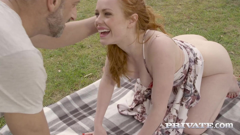 Private.com: Ella Hughes Hyde Park'ta külotsuz