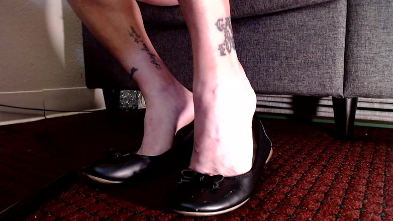 Abby Anna: Red Toenails Black Flats Bota Hra