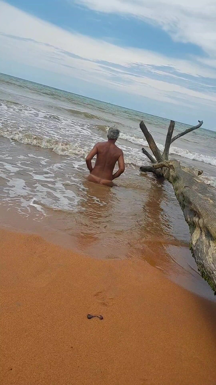 Ladysilvas: Mariquita Ladysilva en la playa bronceada desnuda mostrando su sexy...