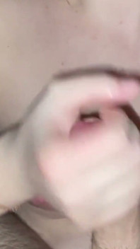 O Vánocích a Silvestru mi moje nevlastní sestra dává jako dárek handjob