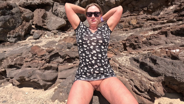 Emma Voyeur: POV Žádné Kalhotky Pod Krátkými Šaty Na Veřejné Pláži