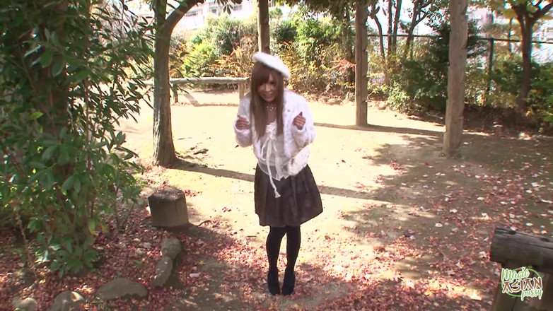 Magic Asian Pussy: 車の中でペニスをしゃぶると、このかわいいふしだらな女の子はもっとペニスを欲しがります。