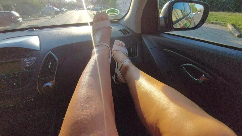 Step Mommy: 我的妻子早上在去办公室的路上在车里展示她美丽的腿