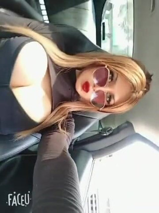 Barbietransxxxx: Tranny pick-up in auto om kont te geven