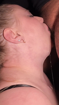 Geile college-MILF halsfick harter schwanz ins gesicht gefickt und spermaschlucken im wohnheim
