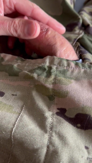 Gay Soldier Stuff: Armádní solider uniká masivní množství precum při honění a střílení...