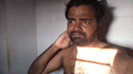 Mayanmandev: Mayanmandev ukazuje pocené tělo