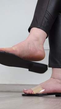 (697) Shoe Collection: Clear Pvc Flat Slides - Dame Olga (4k)