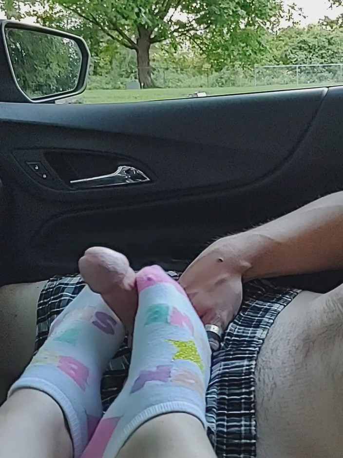 SocksAddict69: 公共足交与女孩脚踝袜子 - 射在袜子上