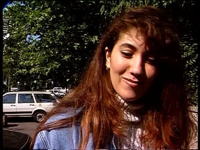 Lucky Cooch: Morena alemana belleza da una entrevista al aire libre