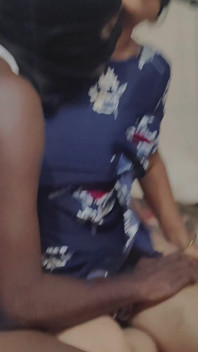 O mamă vitregă sexy din sat este singură în casa ei