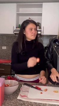 We bereiden romige aardbeien en hebben plezier