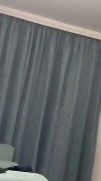 Pria seksi kulit hitam dengan lingerie hitam ini diikat dan diikat