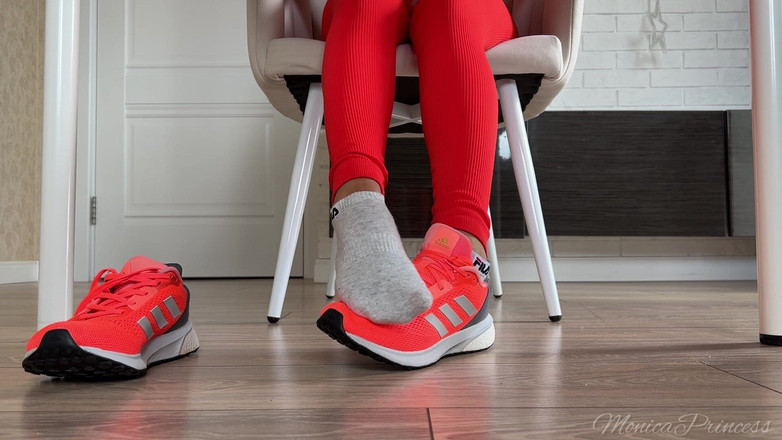 Princess Monica: Zapato y pies juegan debajo de la mesa